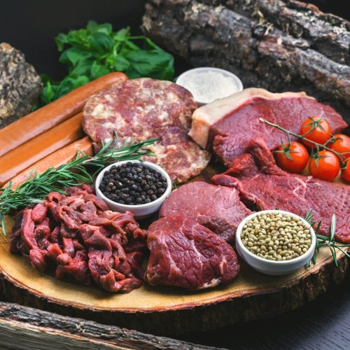 Fleisch garniert auf einer Holzplatte
